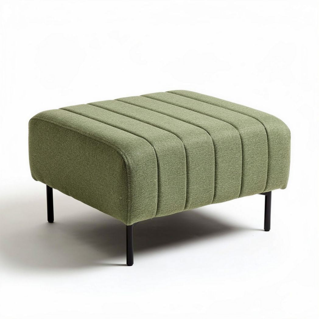 Hocker aus grünem stoff mit metallbeinen 60 x 60 x 30 cm